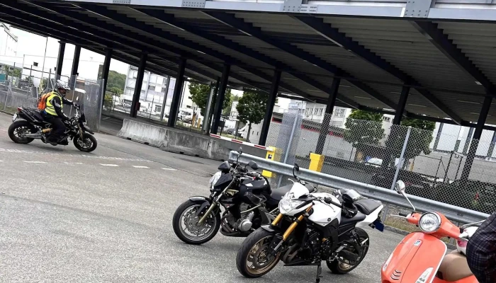 Bruderwerk Die Motorradfahrschule Fur Strassen  Und Offroad Trainings Munchenstein - Münchenstein