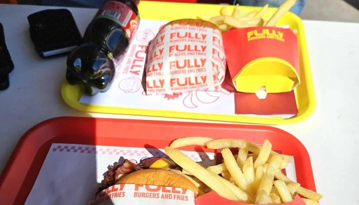 Fully Burgers And Fries -  Fast Food Restaurant - Tenero-contra