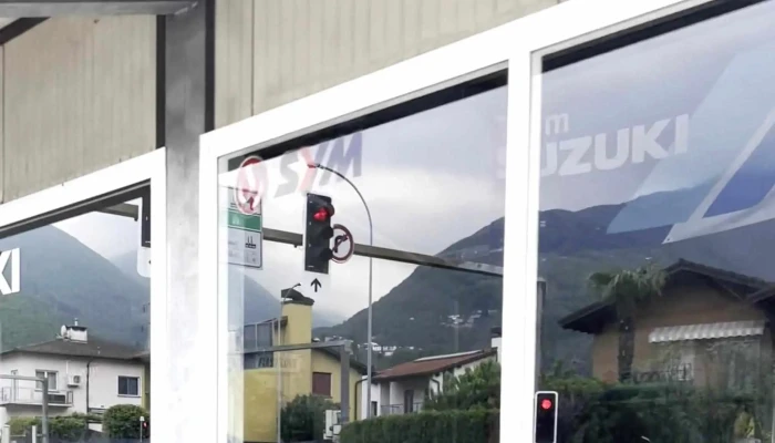 Moto Delco Jetzt Geoffnet - Giubiasco