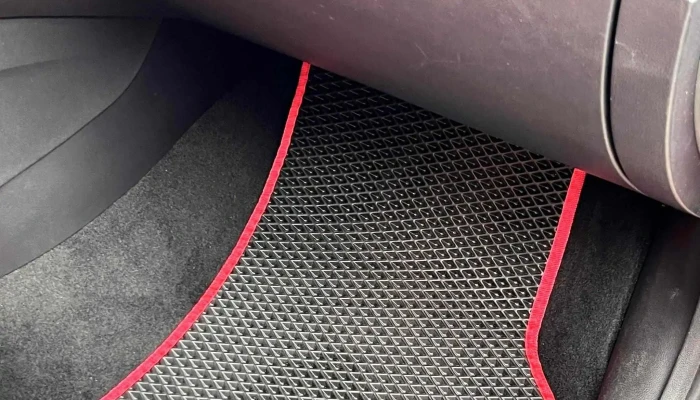 Tapis Dans La Voiture -  Adresse - Corminboeuf
