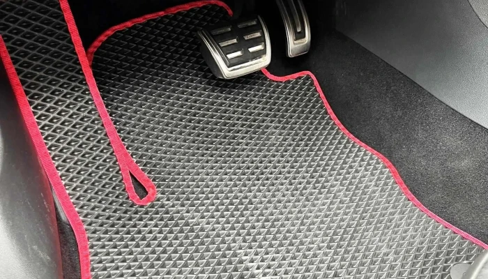 Tapis dans la voiture - Corminboeuf