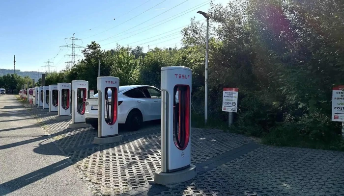 Tesla Supercharger - Oftringen